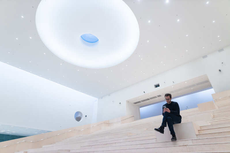Будущее общественное пространство, потолок одного из помещений. О музее рассказывает  Илья Баринов | Фото: Александр Подгорчук / «Клопс»