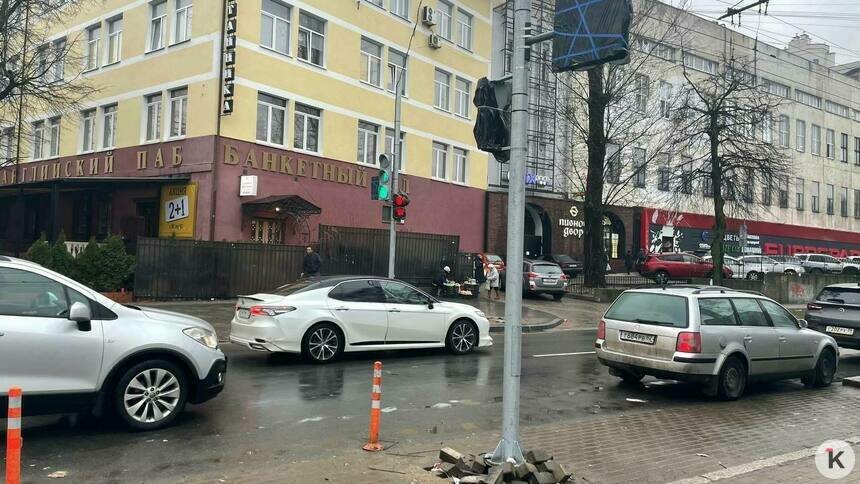 Два светофора в 30 метрах: на Леонова устанавливают ещё один пешеходный переход - Новости Калининграда | Фото: «Клопс»