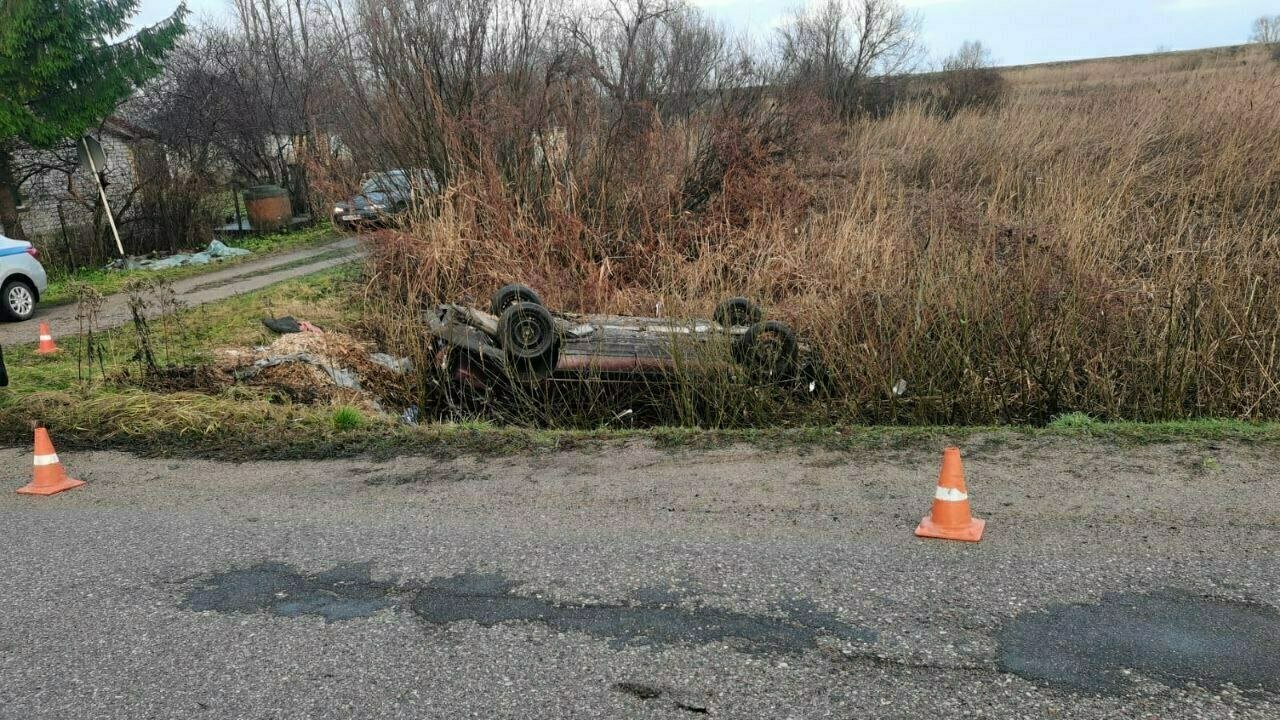 Под Полесском автомобилистка не справилась с управлением и вылетела с дороги  вверх тормашками - Новости Калининграда