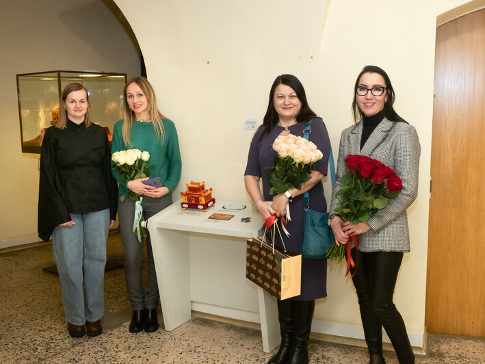 Нарушая правила: новый экспонат Музея янтаря можно трогать - Новости Калининграда