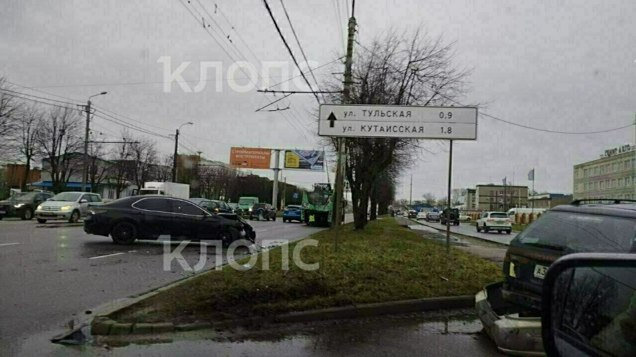 На Московском проспекте столкнулись две машины, перегородив часть трассы  (видео) - Новости Калининграда