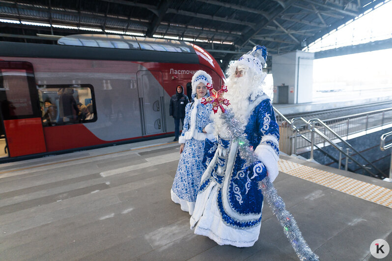 Дед Мороз и Снегурочка поздравляют калининградцев в электричке  | Фото: Александр Подгорчук 