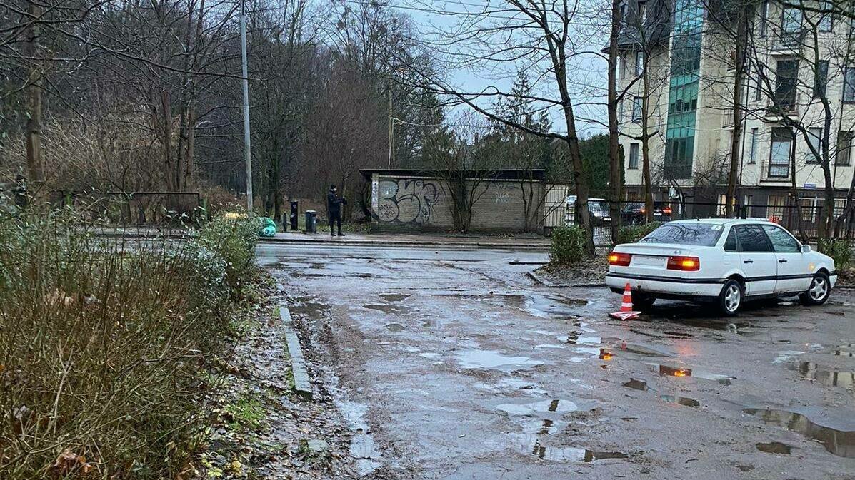 На Каштановой аллее легковушка сдала задом и сбила мужчину, его  госпитализировали - Новости Калининграда