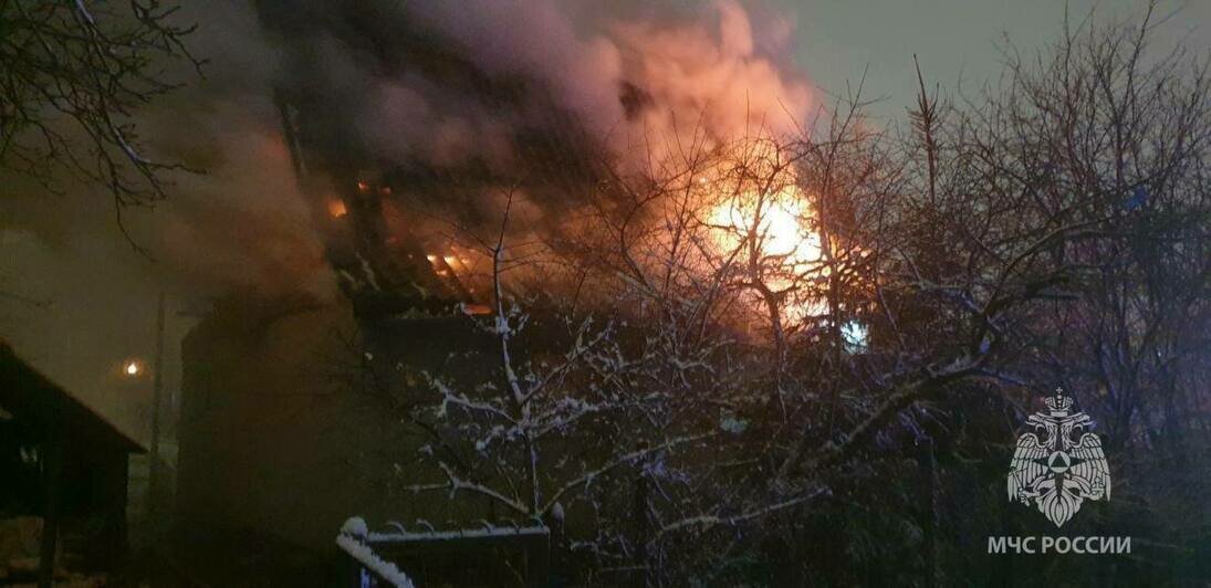 В СНТ «Колосок» загорелся частный дом, погиб человек (фото)   - Новости Калининграда | Фото: пресс-служба МЧС региона