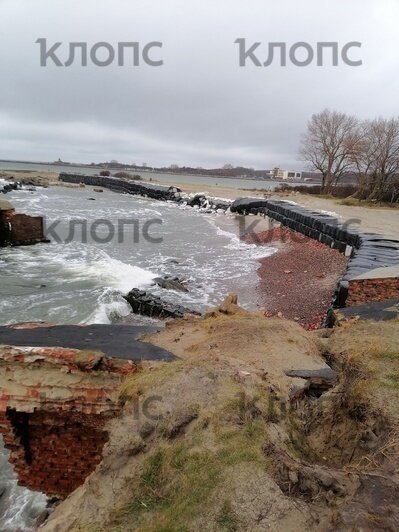 Разрушающееся берегоукрепление на Балтийской косе  | Фото: очевидец  