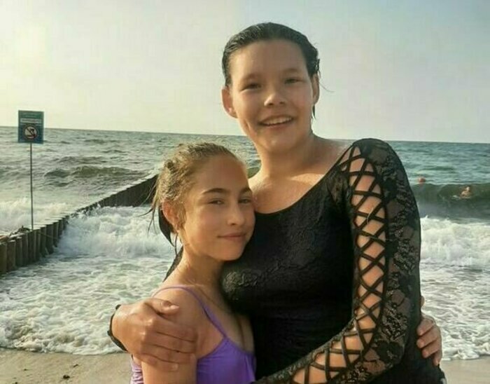Волейболистка Александра (справа) спасла тонущую девочку  | Фото: очевидец