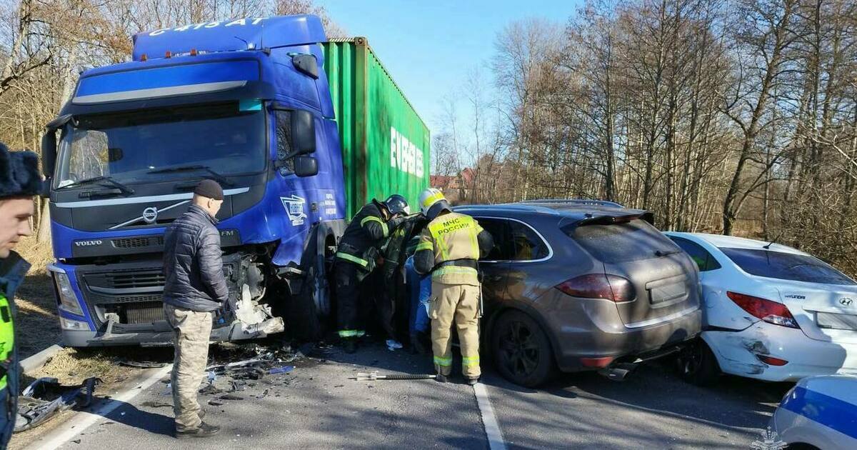 Машины могли загореться: появились фото с места ДТП на балтийском шоссе ...
