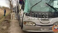 Появилось видео ДТП под Балтийском, в котором экскаватор врезался в автобус с туристами из Перми