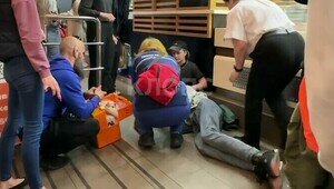 Подошёл к администратору кафе и потерял сознание: 15-летнего калининградца увезли на скорой из ТЦ «Европа» (видео) (обновлено) 