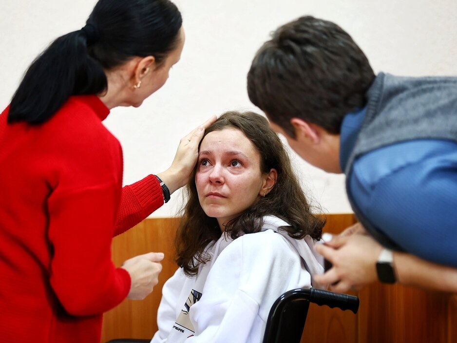 Фото дня: девочка, чудом выжившая в ДТП у «Атлантики», расплакалась в суде