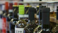 В Госдуме предложили запретить торговлю спиртным во время майских праздников