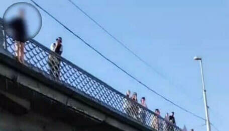 В Калининграде с эстакадного моста нырнули в Преголю 2 подростка (видео) 