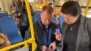 Дятлова не смогла оплатить проезд транспортной картой «Волна Балтики» в новом автобусе ЛиАЗ (фото)