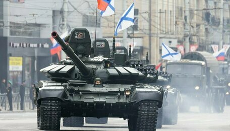 Стальная броня и обезоруживающие улыбки: в Калининграде прошёл военный парад (фоторепортаж)