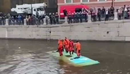 Есть погибшие и пострадавшие: в центре Петербурга автобус с людьми упал с моста и полностью ушёл под воду (видео) 