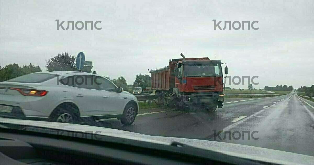 Между Знаменском и Талпаками самосвал врезался «кормой» в отбойник ...