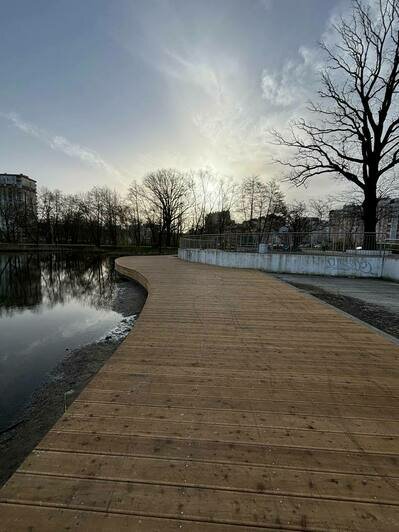 На берегу Летнего озера сделали деревянный настил (фото)  - Новости Калининграда | Фото: «Клопс»