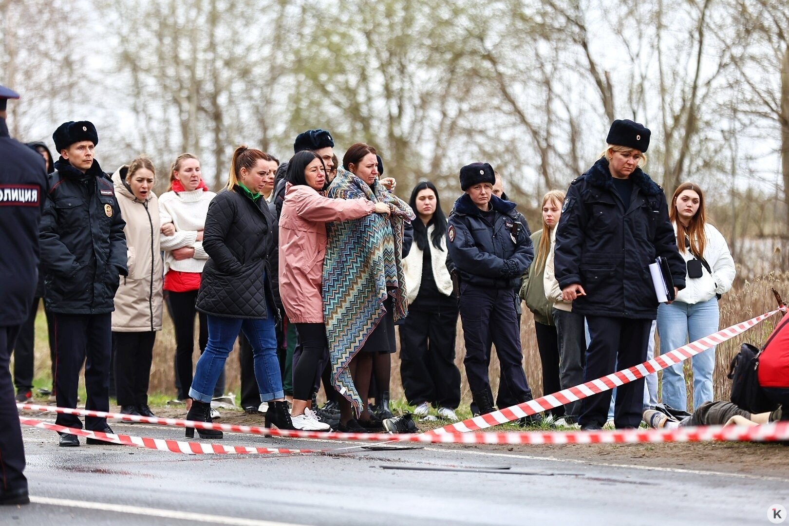 Боль, слёзы и отчаяние: фоторепортаж с места ДТП у Голубых озёр, где  погибли трое парней - Новости Калининграда