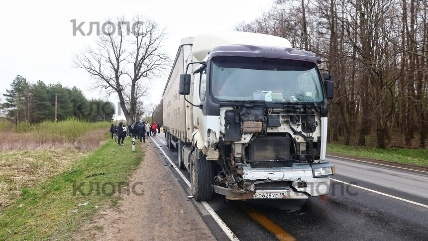 Легковушка с тремя молодыми людьми врезалась в Renault | Фото: Александр Подгорчук / «Клопс»