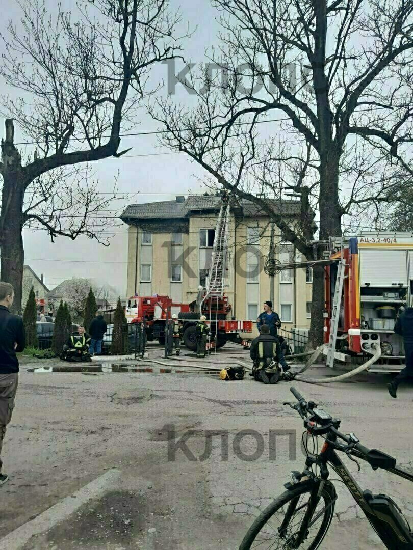 Под Калининградом загорелась квартира в трёхэтажке на Орудийной, полыхает  крыша дома (фото, видео) - Новости Калининграда