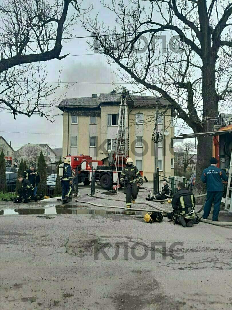 Под Калининградом загорелась квартира в трёхэтажке на Орудийной, полыхает  крыша дома (фото, видео) - Новости Калининграда