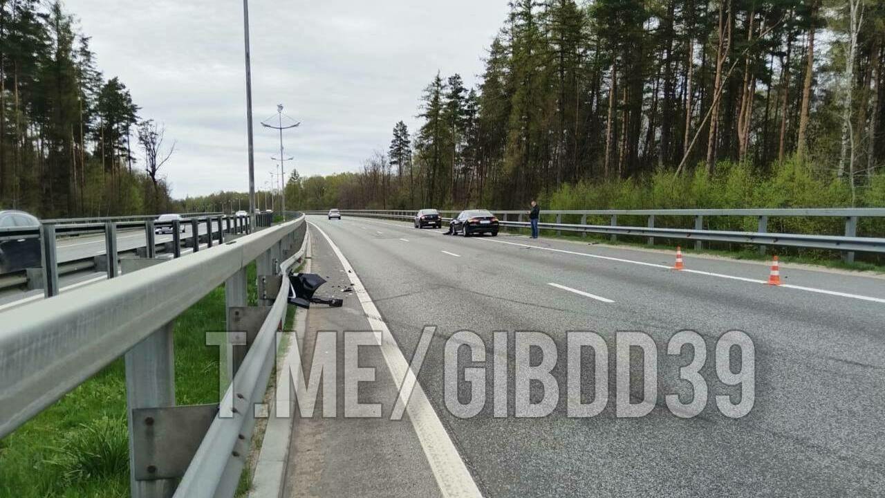 На Приморском кольце водитель легковушки потерял сознание и «вытолкал»  другое авто в отбойник - Новости Калининграда