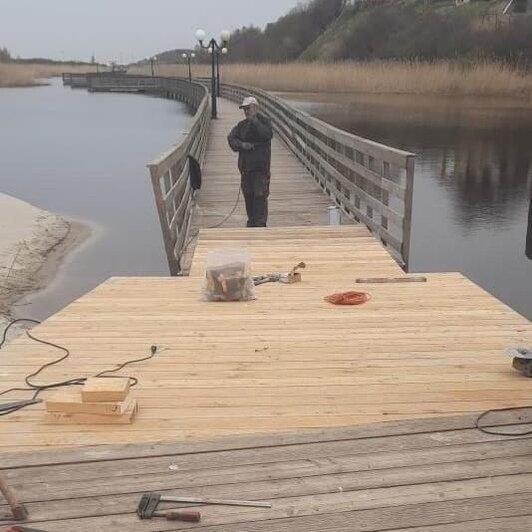 В Янтарном снова занялись ремонтом променада: закончили мостик и приступают к водной части (фото)  - Новости Калининграда | Фото: администрация Янтарного округа