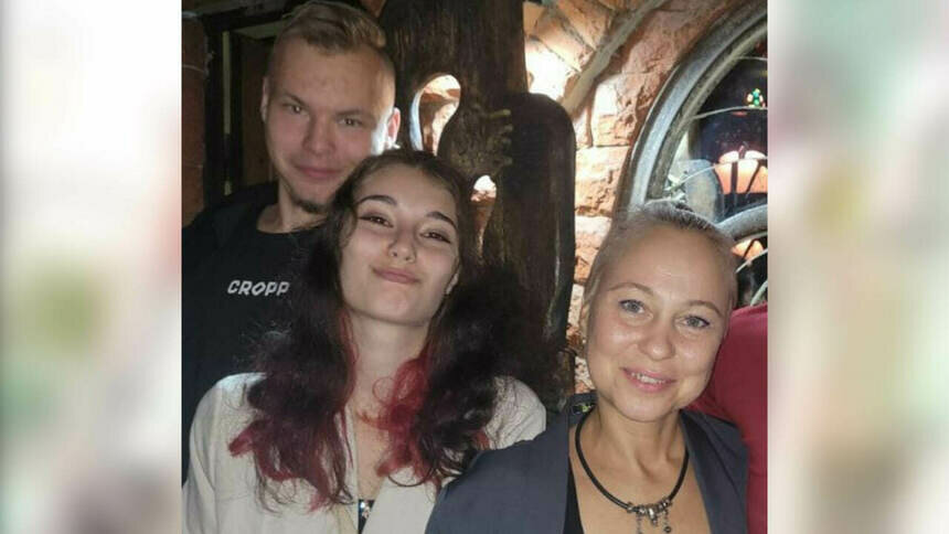 В ДТП пострадали Антон и Кристина, мама парня Юлия Смирнова (справа) погибла | Фото: архив семьи Антона