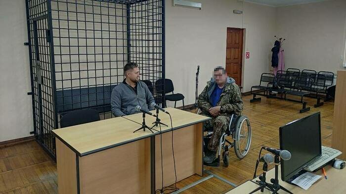 В зал суда обвиняемый приехал на коляске: в перестрелке он получил серьёзную травму ноги  | Фото: Прокуратура Калининградской области