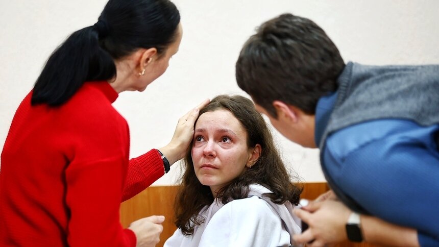 Фото дня: девочка, чудом выжившая в ДТП у «Атлантики», расплакалась в суде - Новости Калининграда