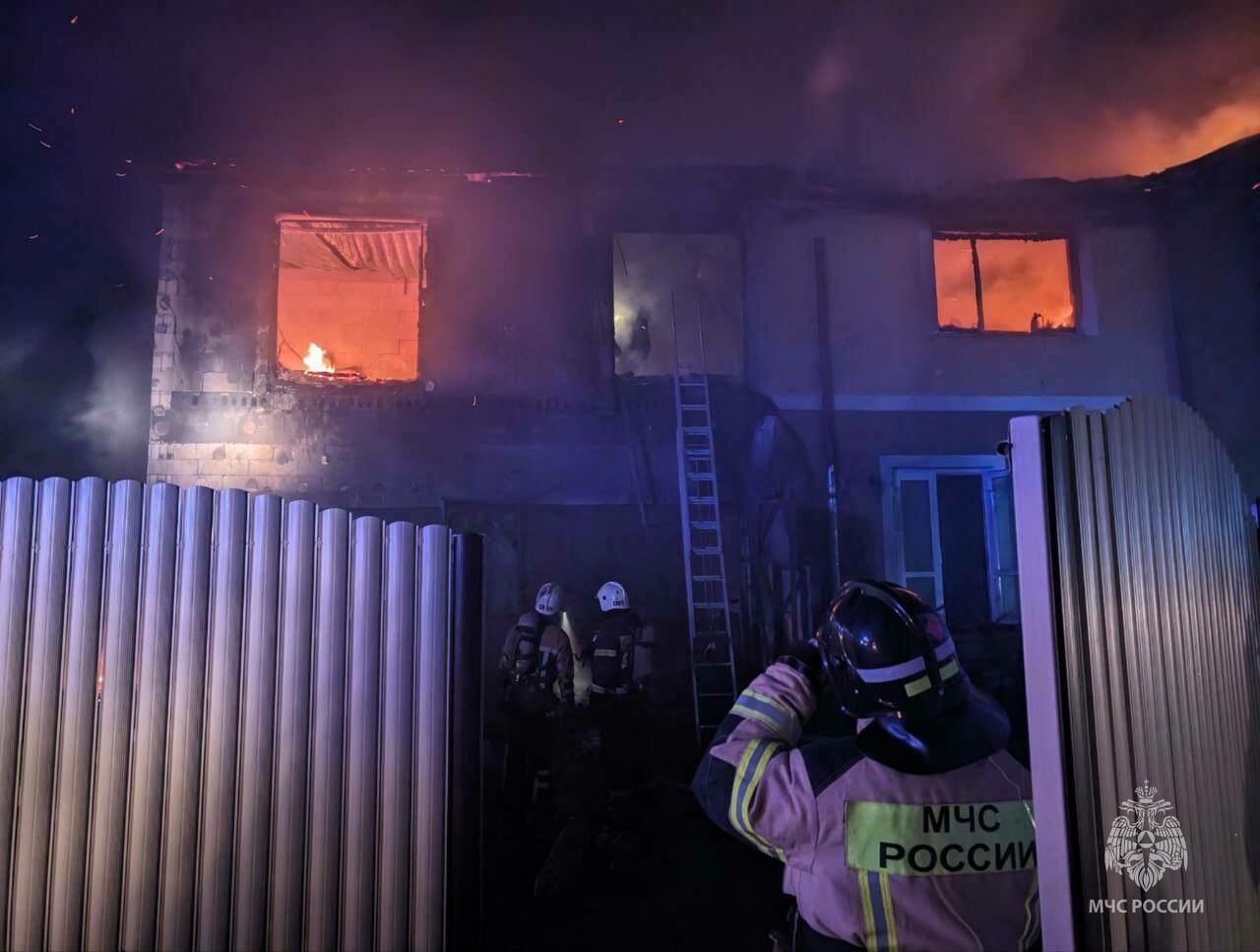 В Зеленоградском районе из горящего жилого дома эвакуировали 9 человек,  включая троих детей (фото, видео) - Новости Калининграда