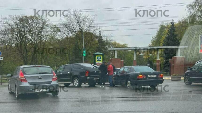 Автомобилисты осадили Фридландские ворота: у музея произошло 2 ДТП и образовалась пробка - Новости Калининграда | Фото очевидцев