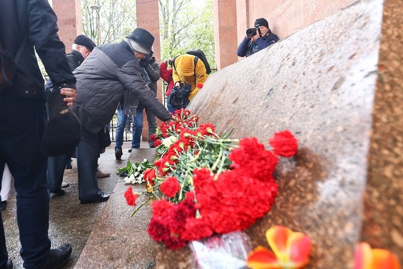 Возложение цветов к могиле Иммануила Канта  | Фото: Александр Подгорчук / «Клопс»