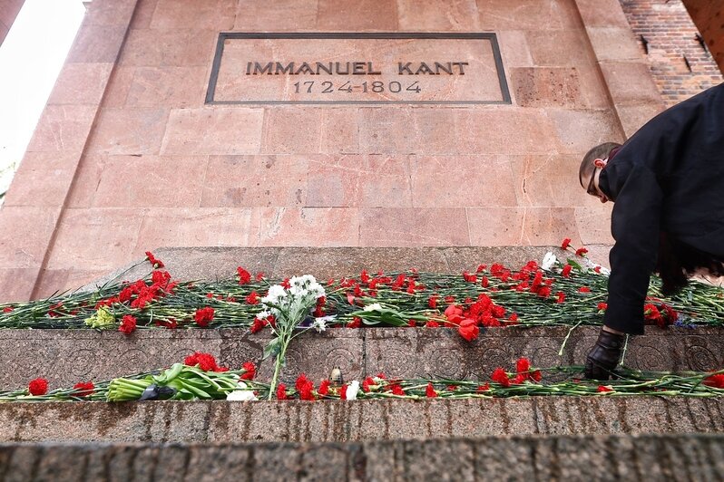 Возложение цветов к могиле Иммануила Канта  | Фото: Александр Подгорчук / «Клопс»