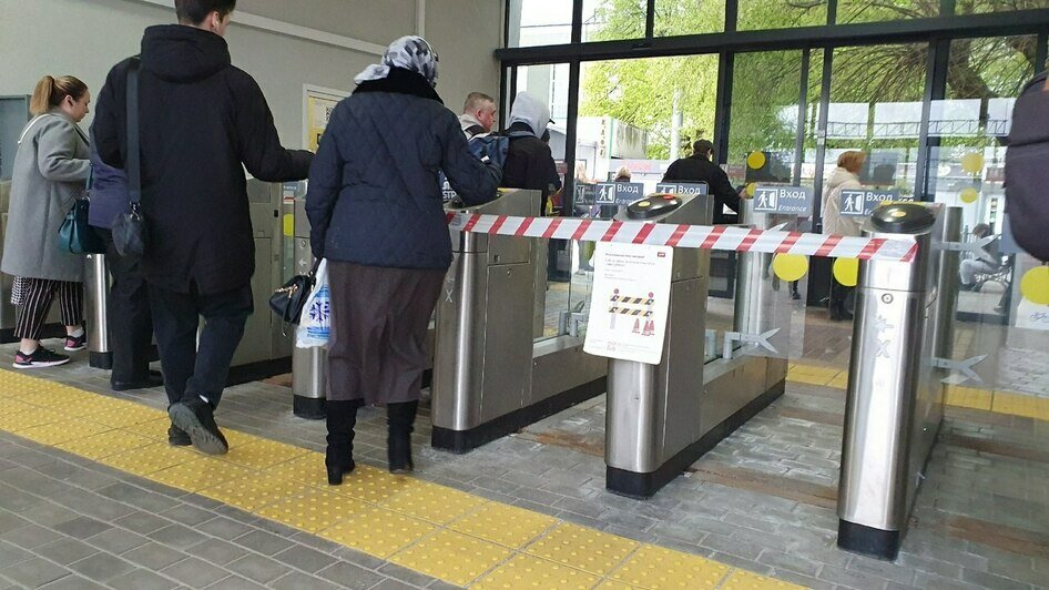 Сломанные турникеты на Северном вокзале  | Фото: очевидец