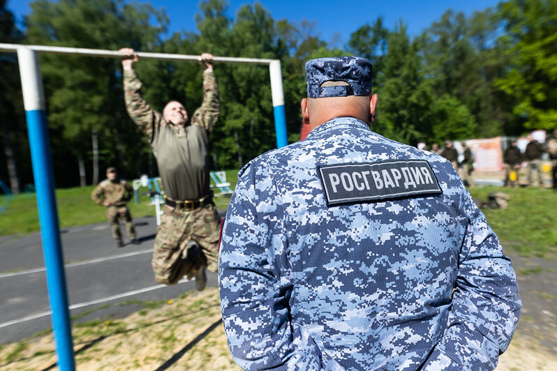 Бойцы Росгвардии проходят физическое испытание  | Фото: Александр Подгорчук / «Клопс»