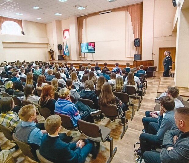 Урок мужества проекта «Первые в логове врага» в городе Калининграде. Школьники смотрят созданный по проекту видеофильм, посвященный разведгруппе «ДЖЕК»