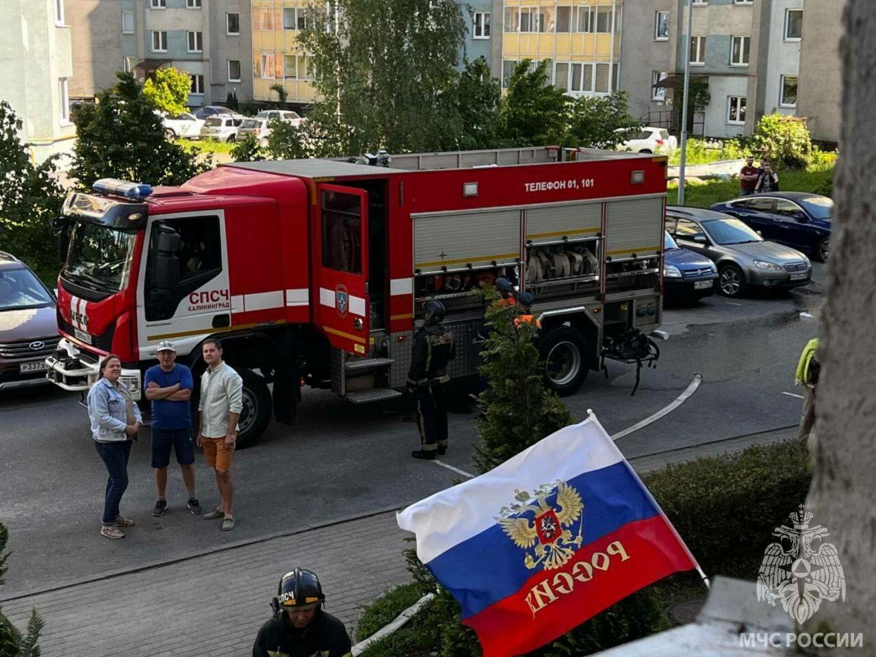 На Горького произошёл пожар в многоэтажке, одному жильцу понадобилась  медпомощь (фото, видео) - Новости Калининграда