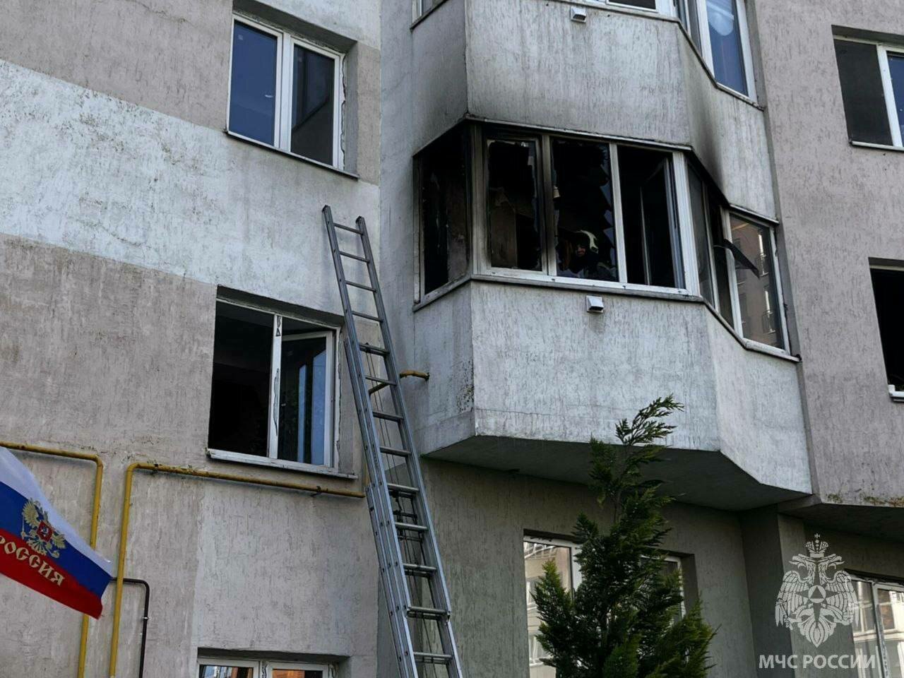 На Горького произошёл пожар в многоэтажке, одному жильцу понадобилась  медпомощь (фото, видео) - Новости Калининграда