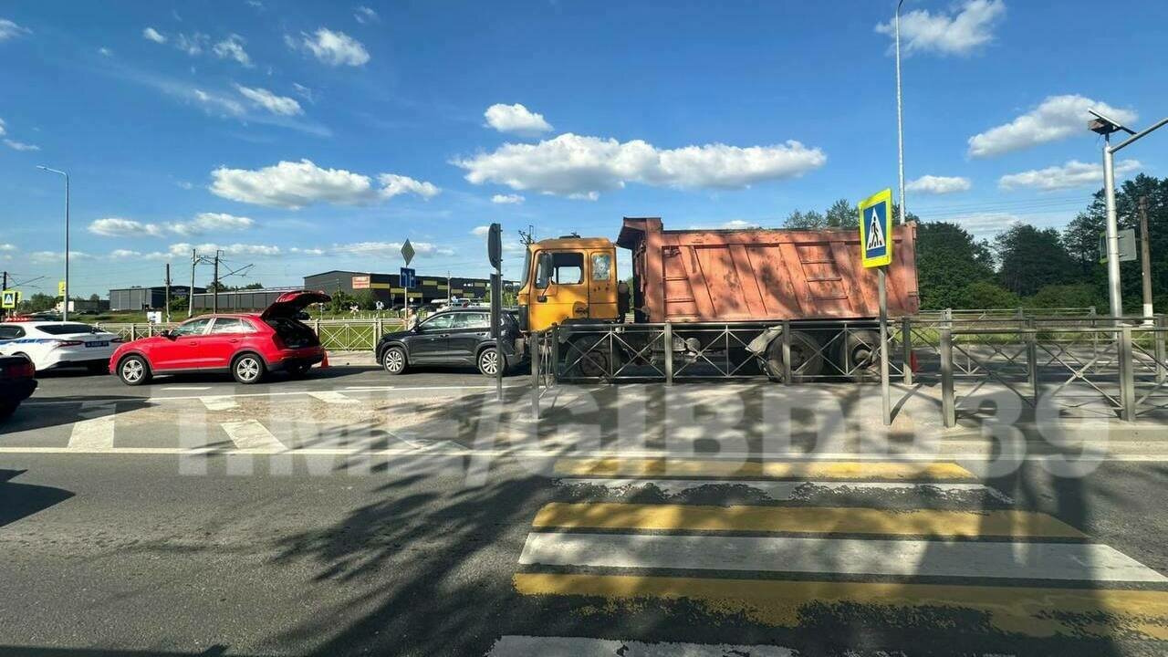 В Калининграде самосвал собрал «паровозик» из легковушек, пострадал один из  водителей - Новости Калининграда