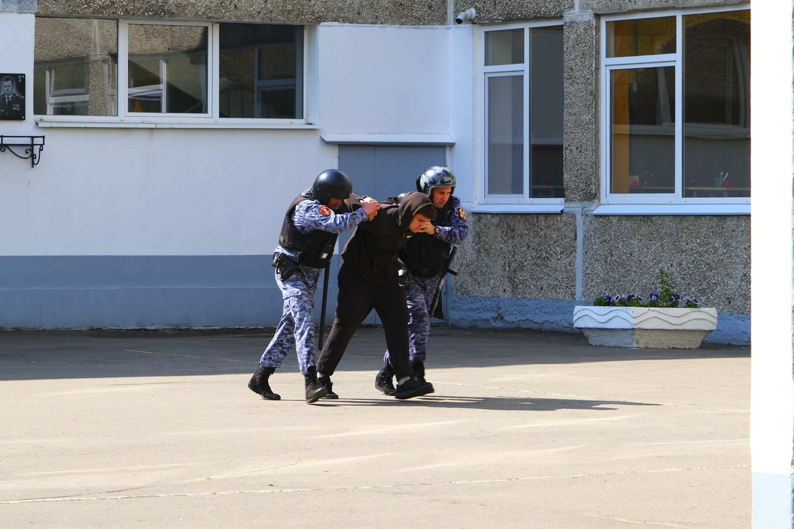 Рюкзак со взрывчаткой и вооружённые люди: в центре Калининграда работали  группы задержания Росгвардии - Новости Калининграда