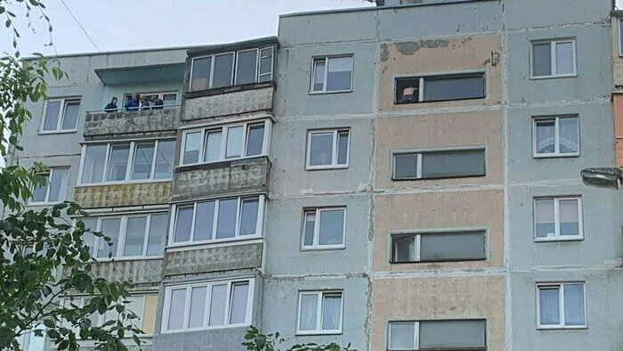 На балконе последнего этажа появились спасатели в альпинистском снаряжении  | Фото: очевидец 