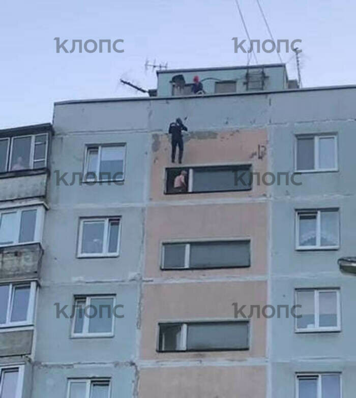 ЧП на Буткова — Алексей спускается с крыши за мгновение до спасения мужчины  | Фото: очевидец 