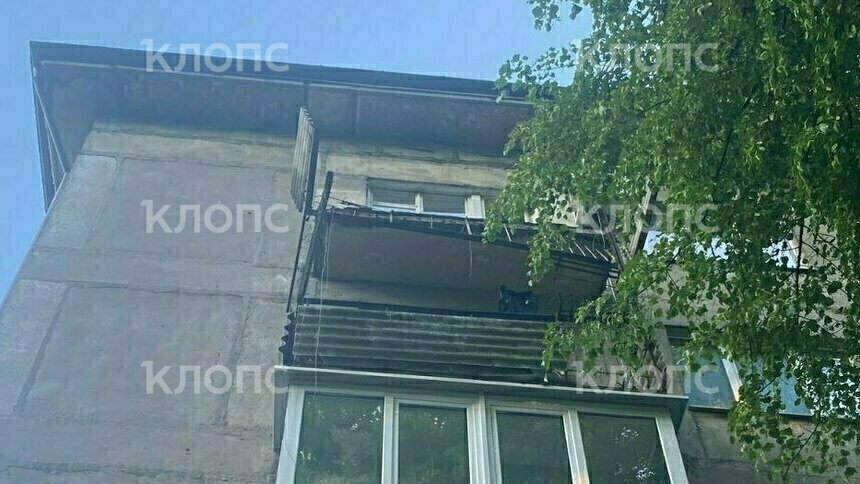 На балконе последнего этажа сломалось ограждение  | Фото: очевидец, местный житель
