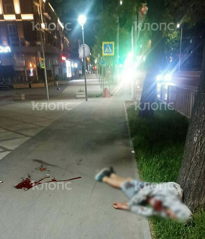 Сбитый мужчина отлетел от пешеходного перехода примерно на 20 метров | Фото: очевидец Александр