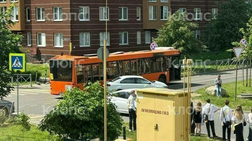  На Артиллерийской второй раз за день произошло ДТП с участием автобуса и машины (фото)  - Новости Калининграда | Фото: очевидец