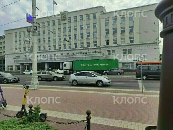 На площади Победы фура зацепила фасад здания мэрии (фото, видео)  - Новости Калининграда | Фото: очевидец
