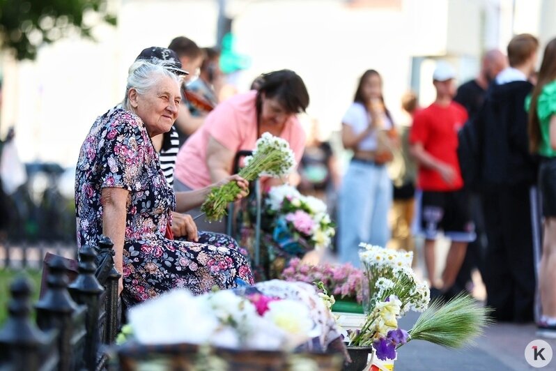 Калининградские бабушки продают цветы  | Фото: Александр Подгорчук / «Клопс»