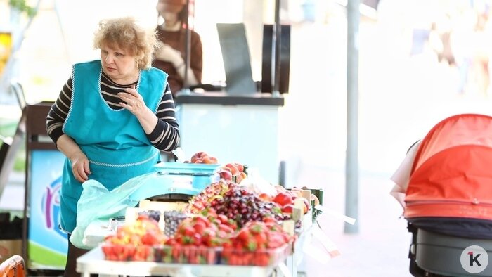 Одна из калининградских продавщиц ягод | Фото: Александр Подгорчук / «Клопс»