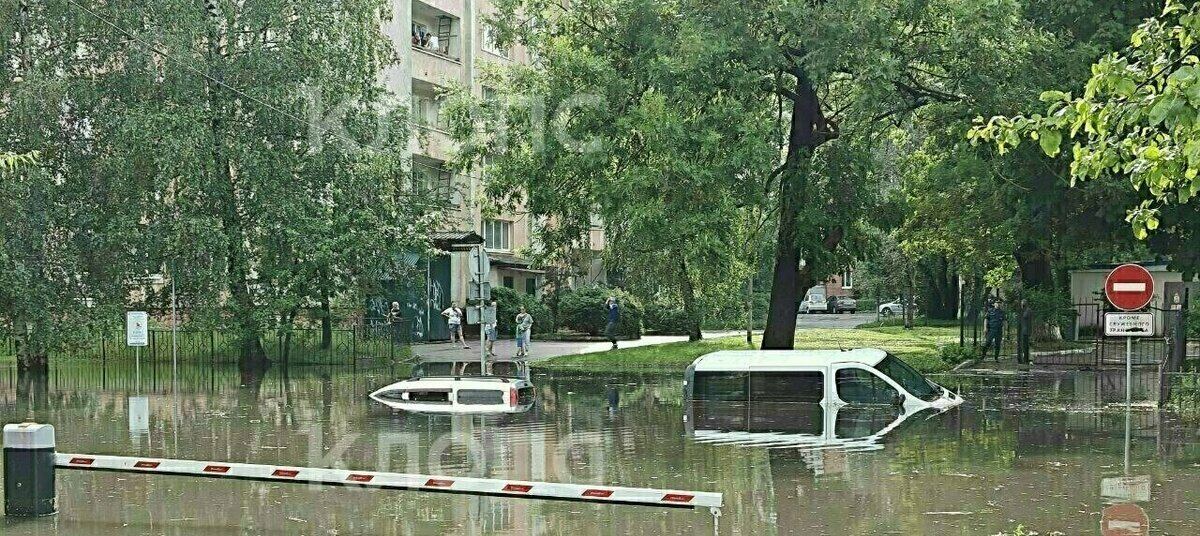 Залил магазин водой